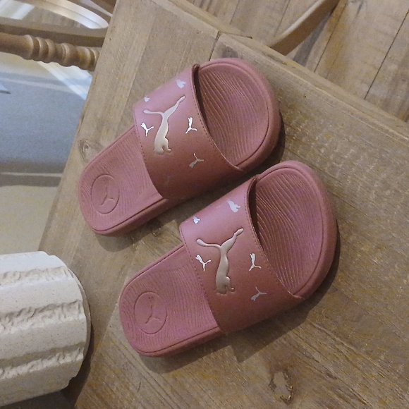 Women's Puma Slides Sandals With Metallic Gold Accent. Size 8 - Picture 9 of 17